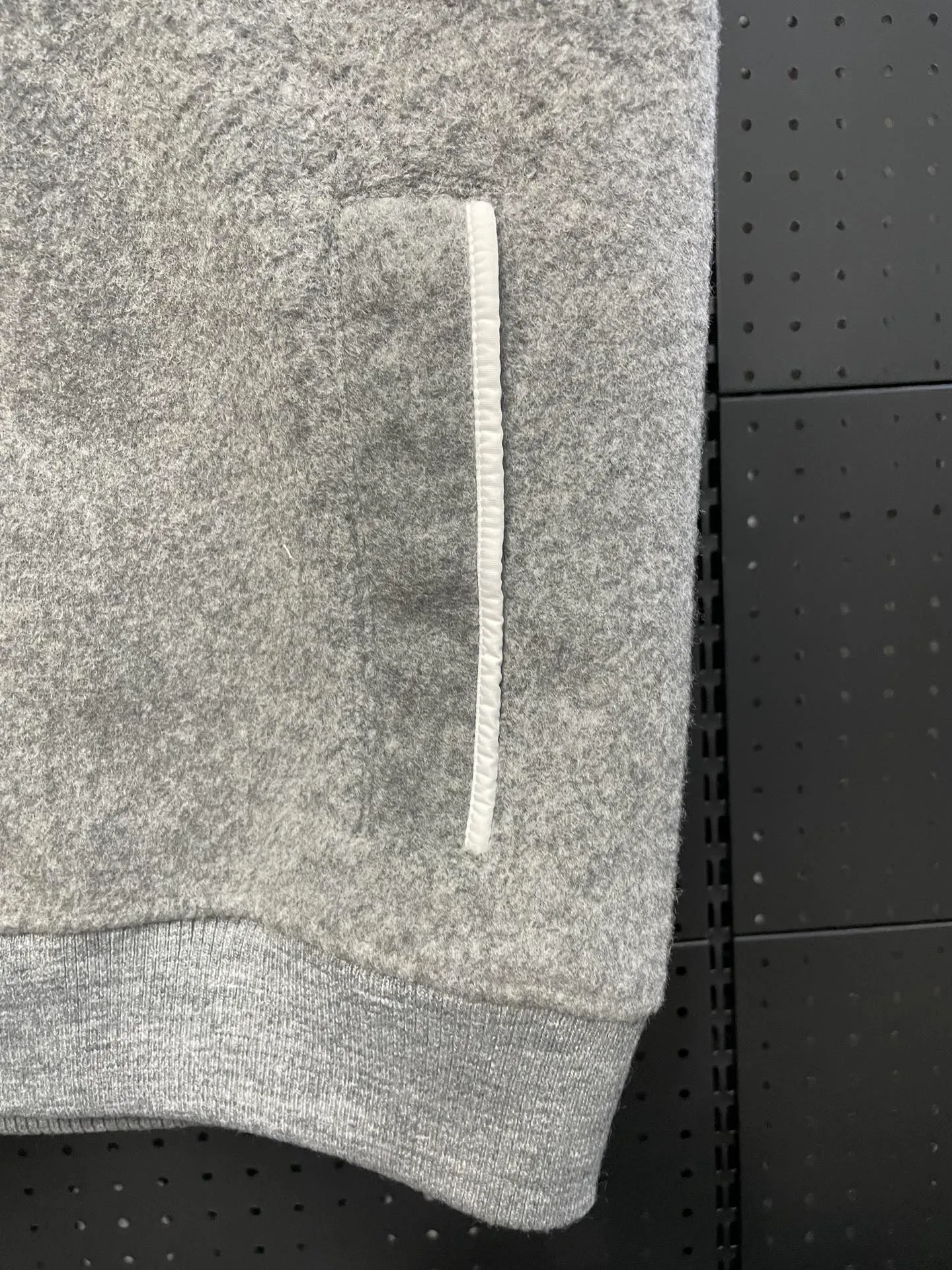 P600 Gray CANADA GOOSE/Canada Goose Autumn and Winter Couple's Fleece Vest Jacket 🔘Color: Black Gray Khaki Highest version Original fabric High version High quality) ⚠All details Fabric accessories craftsmanship (all 1:1 passed inspection) (The owner is a "detail monster" so the goods he makes also pay attention to details) 1⃣ Distinguish the wrong version of the market goods: all go single line ❌ Our genuine 1:1 special machine presses the line (high requirements for machine workers) 2⃣ Differentiates the market from drawings and making goods. Fabric color difference is too big. You get what you pay for, not fast food. 3⃣ Differentiates the market from low-end versions to receive labels, hang tags, and wash labels. All our accessories are custom-made (approved level) 4⃣ Differentiates the market from the detail-free workmanship❌ Our workmanship: neckline, shoulder line, armholes, cuffs, hem (In order to increase the cost, we must also restore the original product: yoke taping, double needle threading🔍) Size: S-XXL